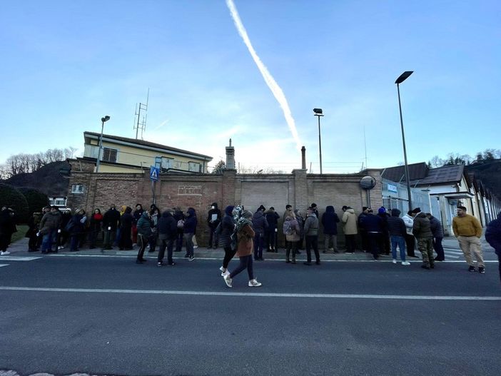 Il ringraziamento di un cittadino ai poliziotti che hanno smistato la lunga fila degli utenti in coda per il passaporto
