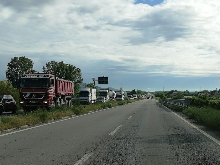 Incidente sulla tangenziale di Alba: lunghe code in tutta la zona Incidente sulla tangenziale di Alba: lunghe code in tutta la zona