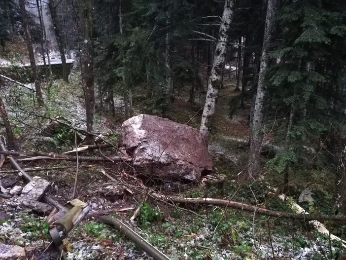 Chiusa Pesio, caduta massi sulla strada per Pian delle Gorre: percorso chiuso ad auto e pedoni