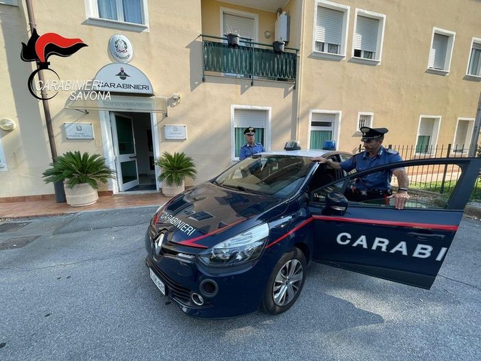 Trascina una giovane cuneese al largo in mare e la palpeggia minacciandola: arrestato un 24enne