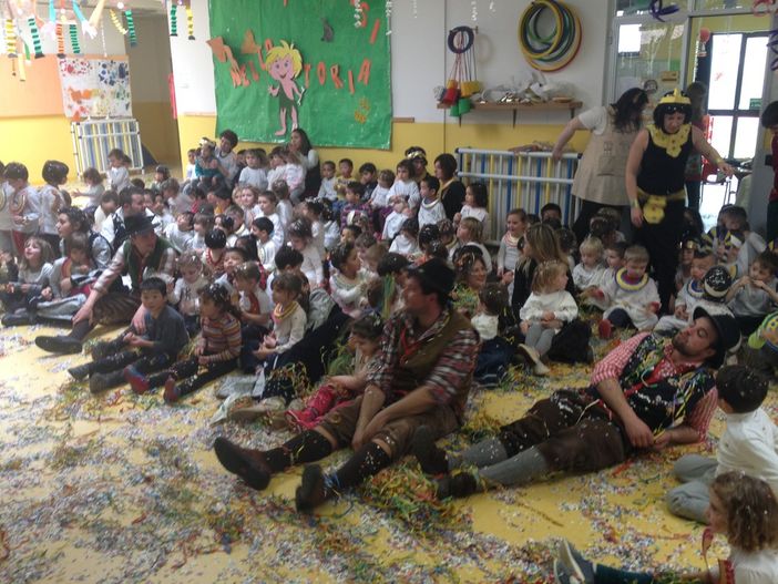 Maschere di Barge alle scuole materne per far festa con i bambini