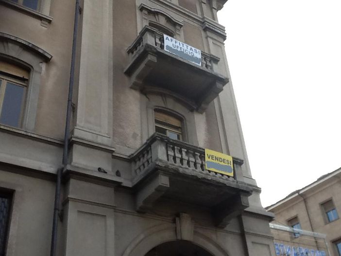 Troppi cartelli Vendesi/Affittasi senza indicazione dell'Agenzia Immobiliare a Cuneo: saranno tutti privati o cosa c'è sotto?