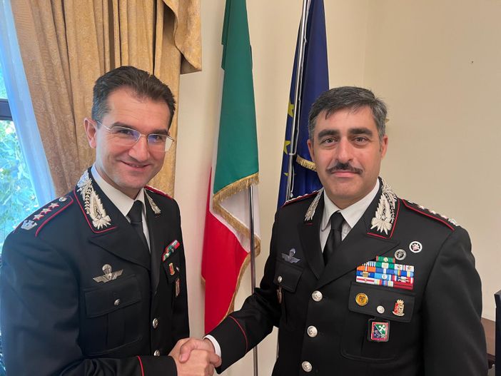 Il colonnello Giuseppe Carubia accoglie il suo sostituto Marco Piras Il colonnello Giuseppe Carubia accoglie il suo sostituto Marco Piras