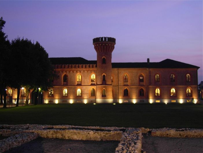 XIV century Royal Pollenzo (Bra) Castle. (by Naldina 47) XIV century Royal Pollenzo (Bra) Castle. (by Naldina 47)