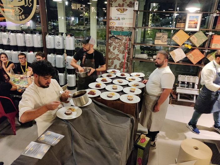 La cena stellata a base di cioccolato ha chiuso la partecipatissima edizione 2024 del Festival "Connessioni" La cena stellata a base di cioccolato ha chiuso la partecipatissima edizione 2024 del Festival "Connessioni"