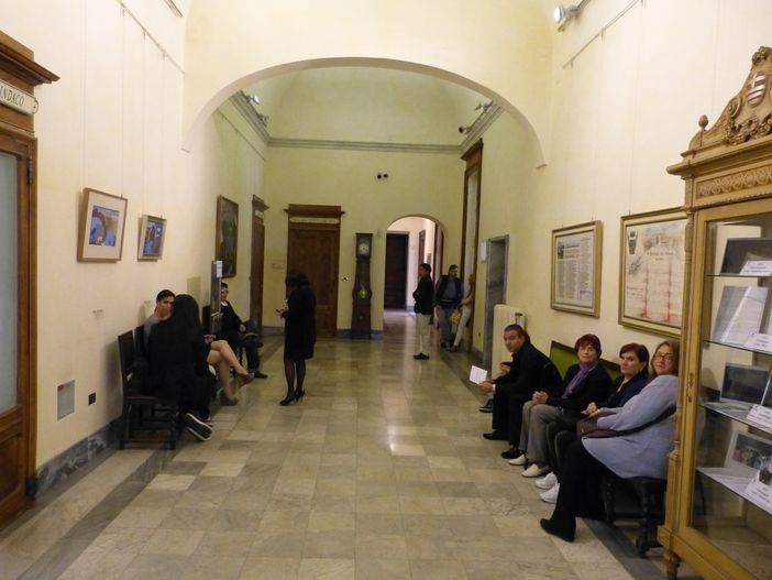 Una immagine di attesa per le cittadinanze