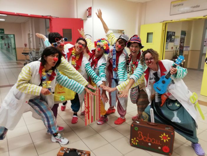 Non dimenticate il naso rosso: in piazza Galimberti una giornata con i clown di corsia