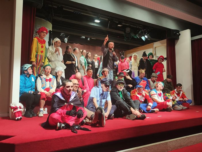 Alba, la Compagnia del Menestrello compie vent'anni e festeggia con uno spettacolo solidale