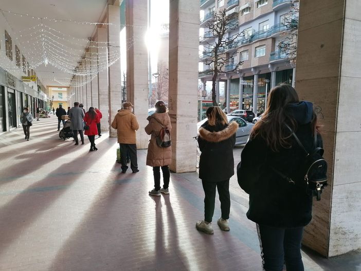 "Passerò la mattinata in coda alle Poste": sempre più frequenti le segnalazioni dei cuneesi per le attese infinite fuori dagli uffici postali "Passerò la mattinata in coda alle Poste": sempre più frequenti le segnalazioni dei cuneesi per le attese infinite fuori dagli uffici postali