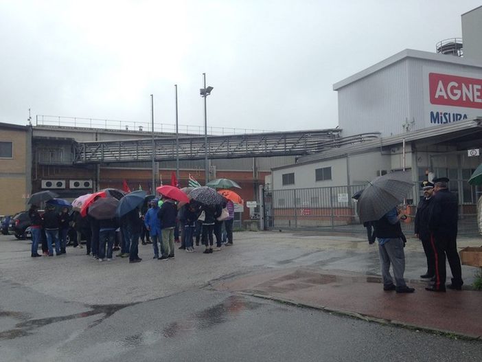 Vertenza Colussi, ritardi nel versamento della cassa integrazione: "Non riusciamo nemmeno a comprare da mangiare"