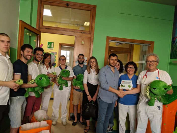 Nella foto il momento della consegna dei peluche Nella foto il momento della consegna dei peluche