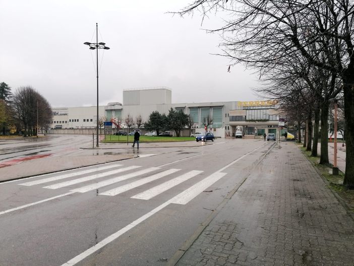 Dipendente Ferrero investito sulle strisce da un’auto pirata: l’uomo versa in gravi condizioni