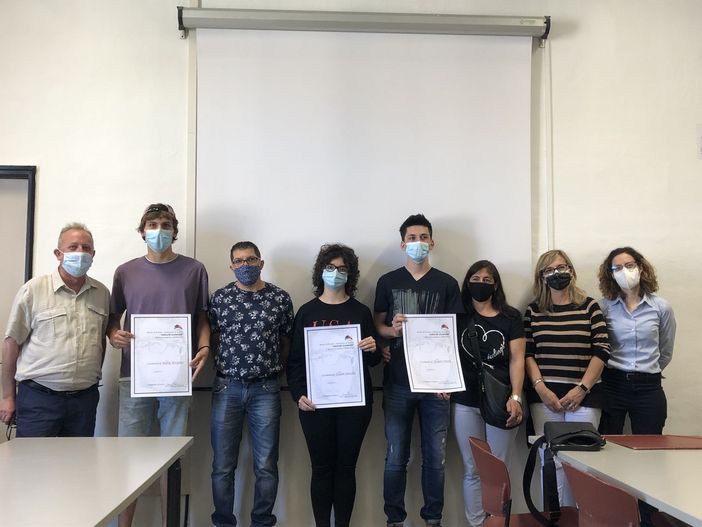 Al Cravetta-Marconi di Savigliano, tre studenti ricevono le borse di studio in ricordo del compagno di classe Gregory Guarnieri