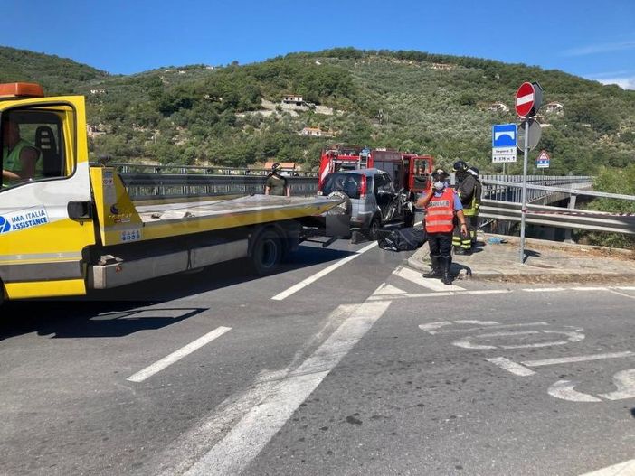 Pontedassio: perde il controllo dell'auto e finisce contro il guard-rail sulla SS28, morta una donna (Foto)