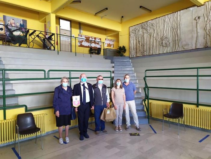 Lions Club Scarnafigi e Piana del Varaita donano il tricolore italiano agli studenti delle elementari di Moretta