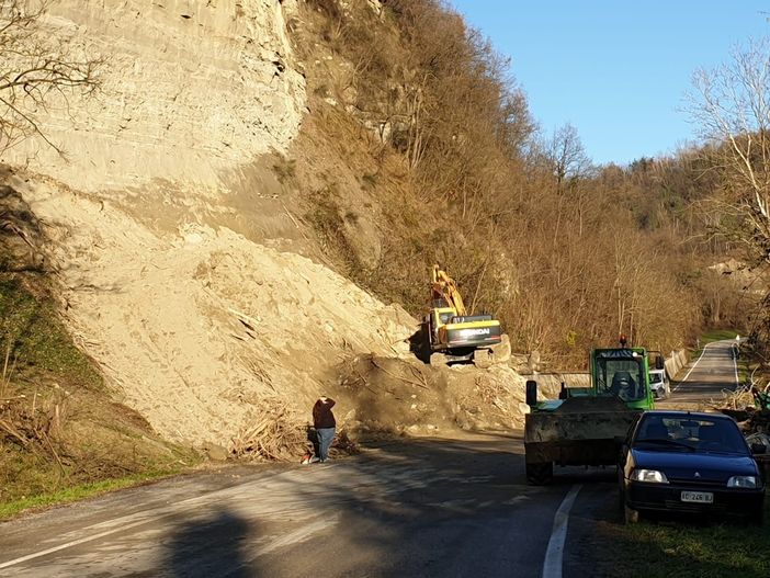 La frana sulla Provinciale tra Somano e Dogliani
