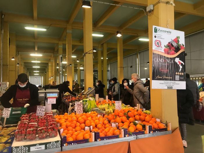 Poca gente e banchi semideserti a Cuneo, nel tradizionale giorno del mercato cittadino (GALLERY)