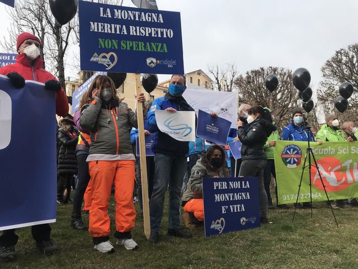 Protesta del mondo della neve a Cuneo: dalla Regione aiuti per 20,5milioni di euro Protesta del mondo della neve a Cuneo: dalla Regione aiuti per 20,5milioni di euro