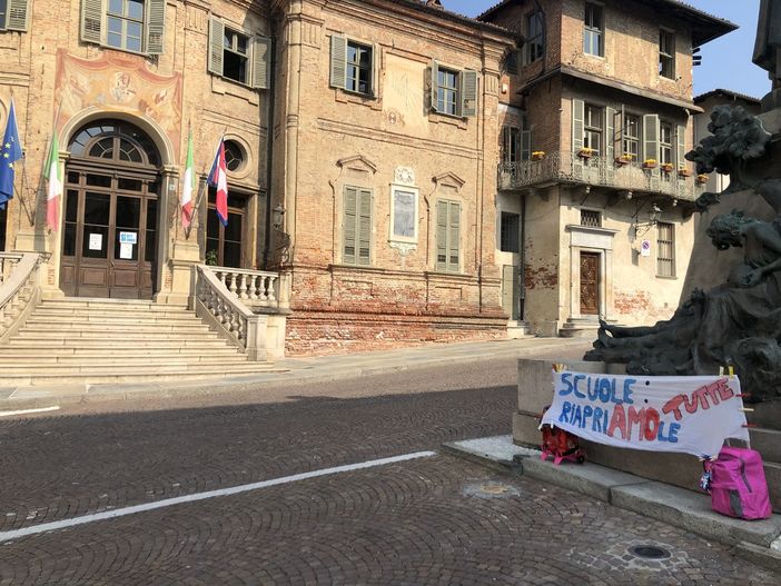 Flash-mob in tutta la Granda per chiedere la riapertura delle scuole sino alle superiori Flash-mob in tutta la Granda per chiedere la riapertura delle scuole sino alle superiori