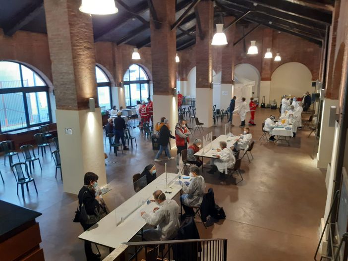 L'hub vaccinale temporeaneo allestito a Cavallermaggiore