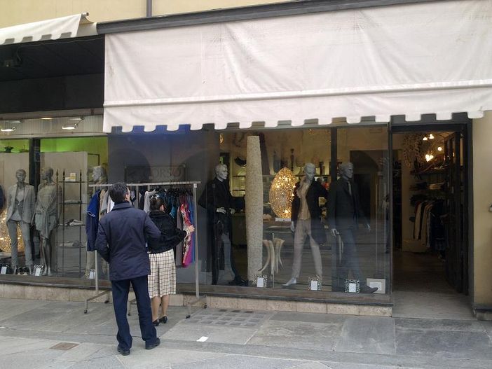 Persone davanti al negozio aperto a Saluzzo