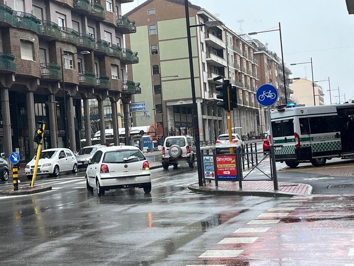Con l'auto contro il semaforo in corso Nizza: è il secondo episodio in pochi giorni