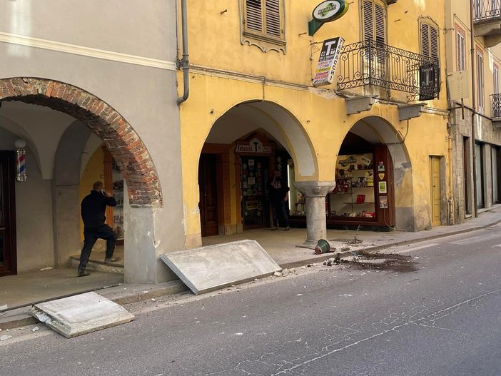 Mezzo pesante urta e fa crollare un balcone nel centro di Dronero