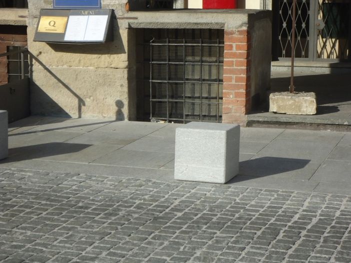 Uno dei cubotti ubicati in piazza Maggiore Uno dei cubotti ubicati in piazza Maggiore