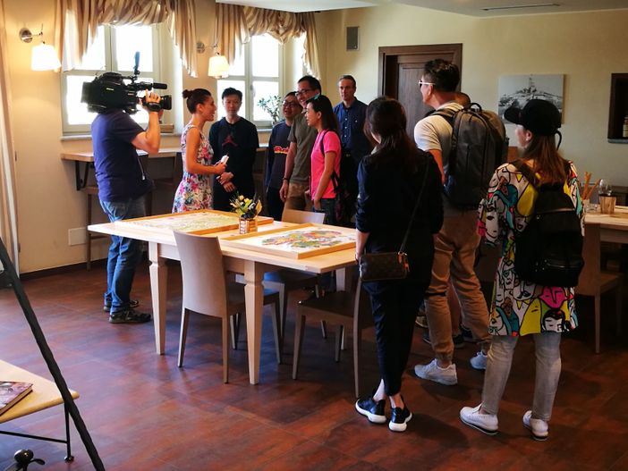 Dieci turisti cinesi alla scoperta del gusto delle Langhe con le biciclette a pedalata assistita di Bik-e di Alba(FOTO e VIDEO) Dieci turisti cinesi alla scoperta del gusto delle Langhe con le biciclette a pedalata assistita di Bik-e di Alba(FOTO e VIDEO)