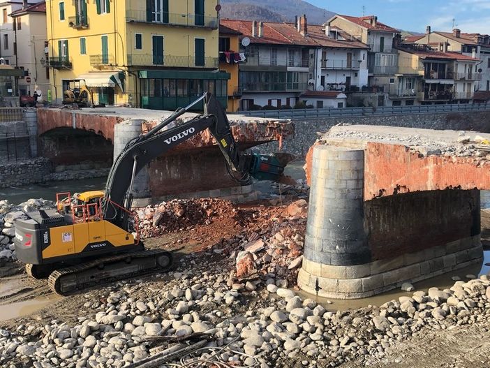 I l vecchio ponte Odasso di Garessio era stato demolito dopo le due devastanti alluvioni che avevano sconvolto il paese I l vecchio ponte Odasso di Garessio era stato demolito dopo le due devastanti alluvioni che avevano sconvolto il paese