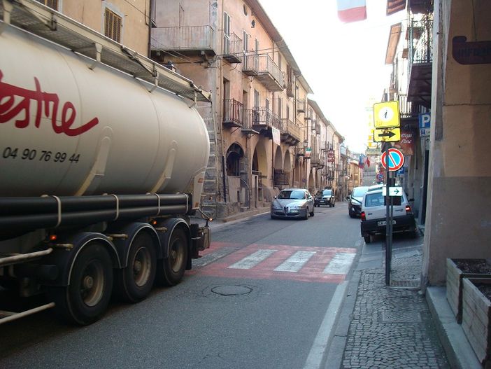 Il traffico nel centro abitato di Demonte