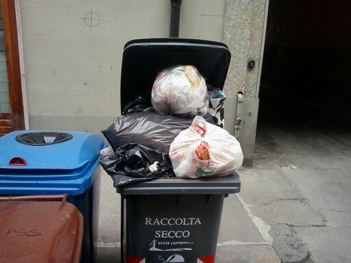 Cuneo: si distribuiscono i kit per la raccolta rifiuti "porta a porta"