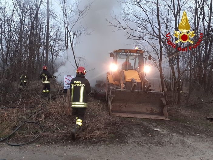 Incendio in una discarica in frazione San Martino a Barge: vigili del fuoco al lavoro