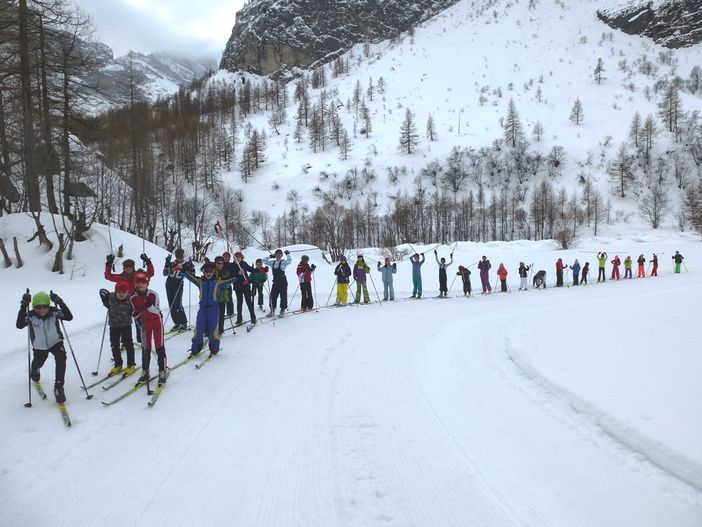 I bambini della scuola primaria di Sampeyre sulla neve a Sant’Anna di Bellino
