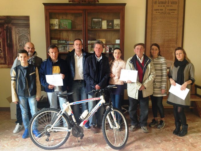 I vincitori dei premi con il vicepresidente della Fondazione Bertoni Romano Boglio, il consigliere Luisa Lombardo e il volontario Sergio Barale