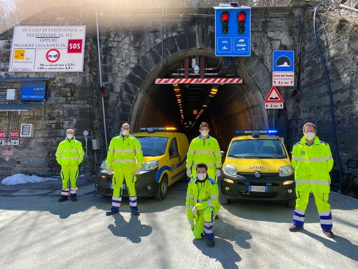 Una donazione per il Santa Croce di Cuneo dalla squadra Anas che presidia il tunnel di Tenda Una donazione per il Santa Croce di Cuneo dalla squadra Anas che presidia il tunnel di Tenda