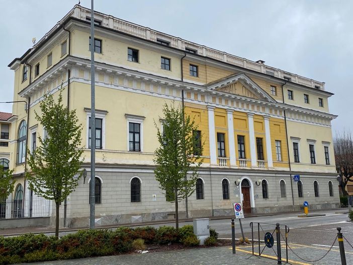 Trasferiti all'ospedale di Saluzzo due pazienti dell'Hospice di Busca, positivi al Coronavirus. Si valuta la chiusura dell'intero reparto Trasferiti all'ospedale di Saluzzo due pazienti dell'Hospice di Busca, positivi al Coronavirus. Si valuta la chiusura dell'intero reparto