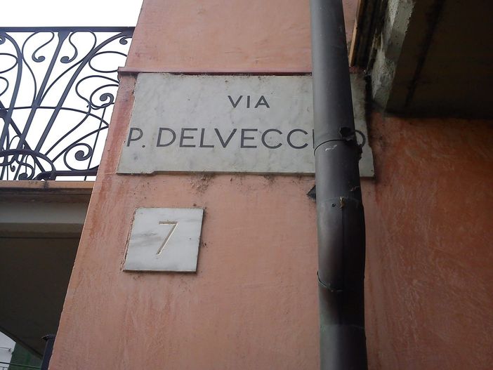 Mondovì: il tubo pluviale finisce per celare il nome di una via