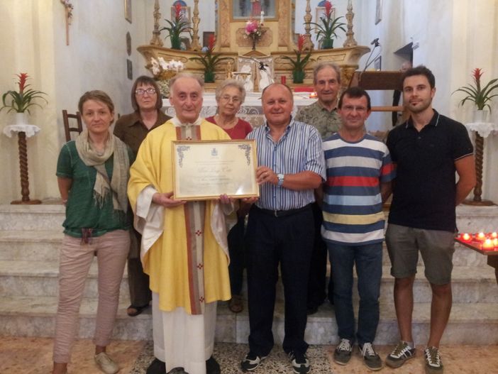 La consegna della pergamena da parte degli amministratori e alcuni parrocchiani