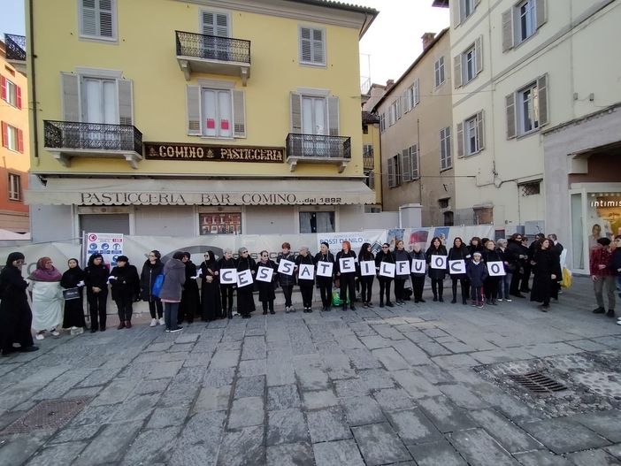 "Cessate il fuoco": a Mondovì il flsh mob delle "Donne in cammino per la pace"