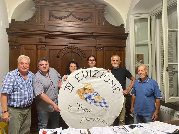 Presentato il drappo della Fiera del pane 2024 a Niella Tanaro Presentato il drappo della Fiera del pane 2024 a Niella Tanaro