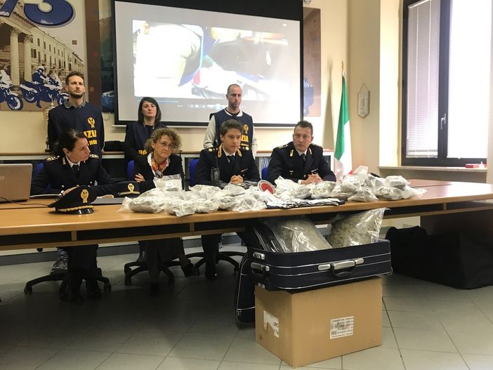 Sei chili di marijuana, cocaina e 250 pasticche di Subutex: maxi sequestro di droga e cinque arresti nel Monregalese Sei chili di marijuana, cocaina e 250 pasticche di Subutex: maxi sequestro di droga e cinque arresti nel Monregalese