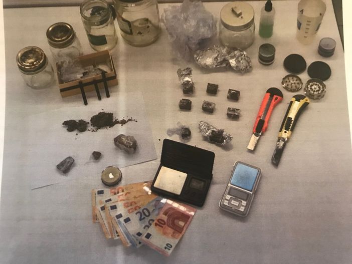 Arrestato un 35enne di Fossano: in casa oltre un etto di hashish, qualche grammo di marijuana, soldi e kit per il confezionamento