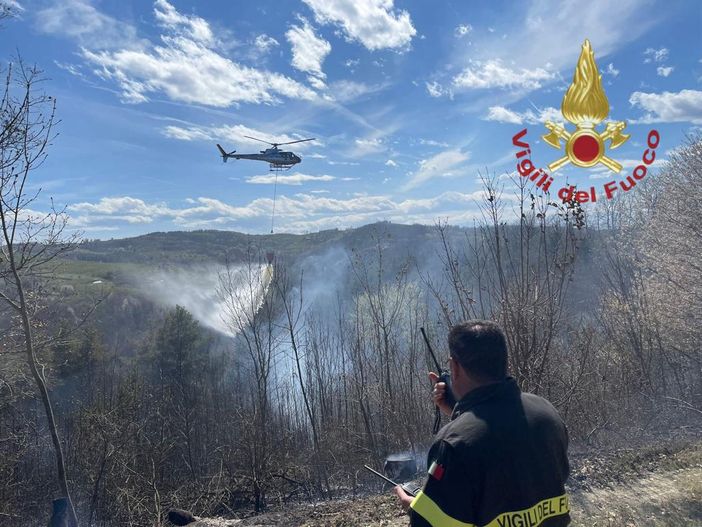 Incendio a Tetto Chiapello di Caraglio: le fiamme minacciano le case [FOTO E VIDEO]
