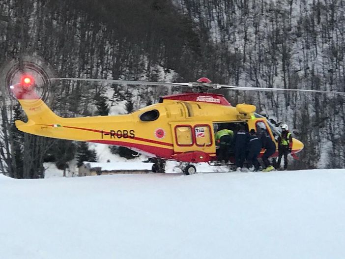 Polizia e sanitari salvano un bovesano di 50 anni colto da malore sulle piste di Limone Piemonte Polizia e sanitari salvano un bovesano di 50 anni colto da malore sulle piste di Limone Piemonte