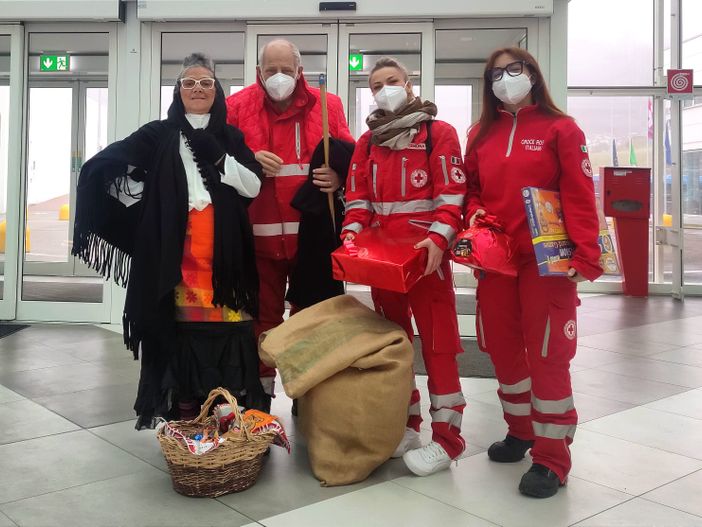 La Befana della Croce Rossa porta doni ai bambini dell’ospedale di Verduno [FOTO]