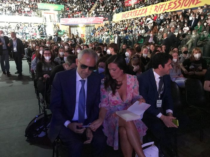 Bocelli a Cuneo per parlare di talento a duemila ragazzi: "E' un dono del cielo. Chi ce l'ha deve dire grazie" [FOTO E VIDEO]