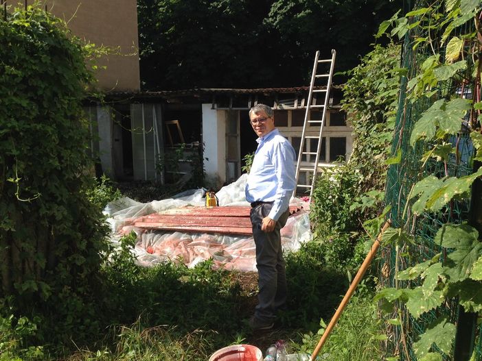 Il consigliere Mario Di Vico di fronte ai garage occupati dai senzatetto Il consigliere Mario Di Vico di fronte ai garage occupati dai senzatetto