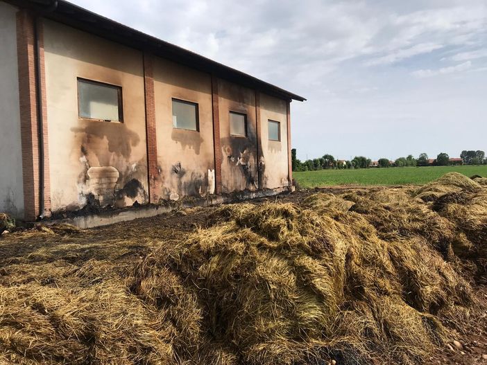 Il fienile incendiato
