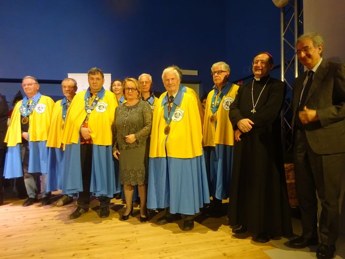 La Confraternita della Salsiccia di Bra sul palco della Fiera di Primavera di Scarnafigi (Foto)